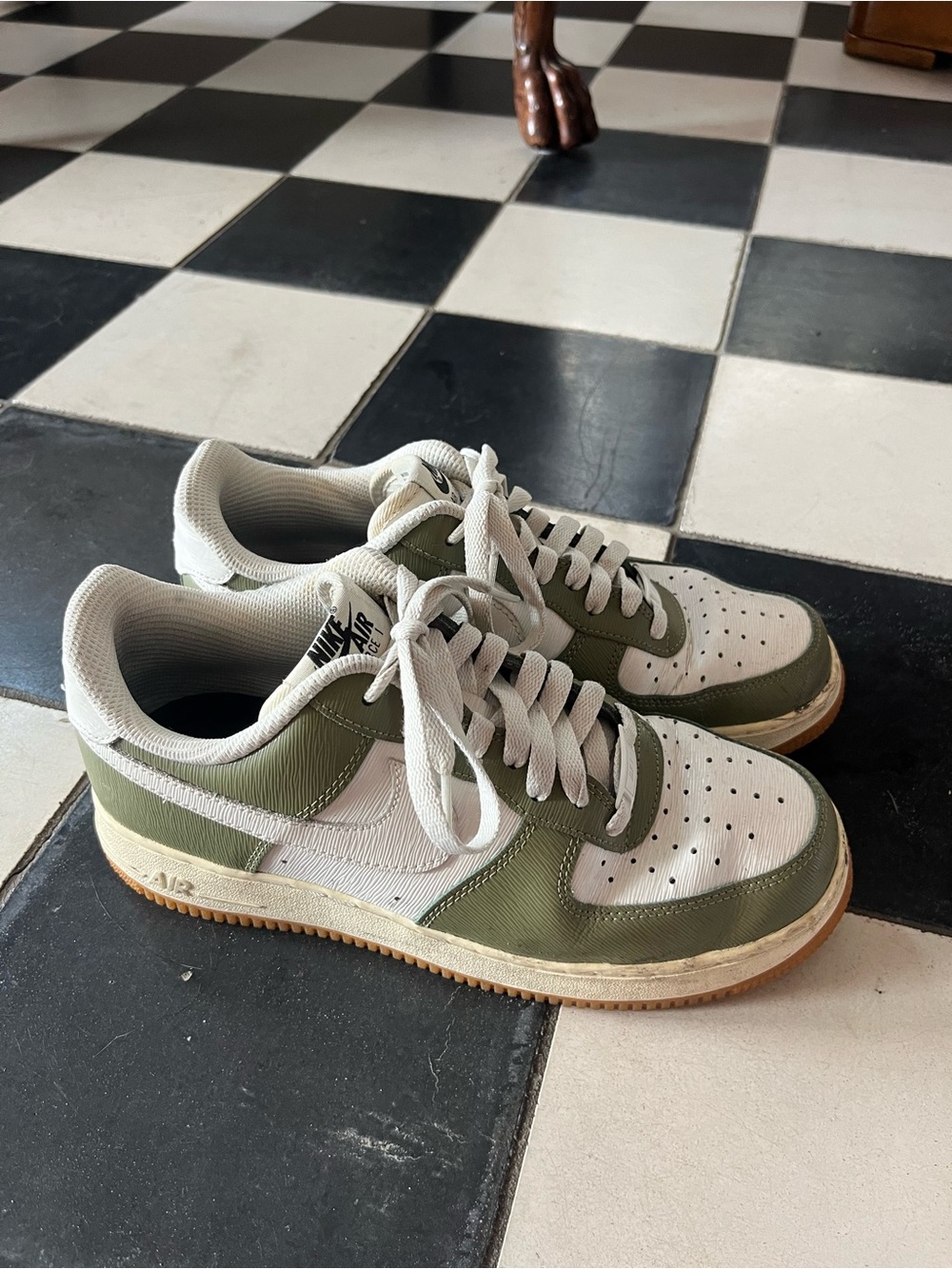 Nike Low-Top Sneakers White & Olive
